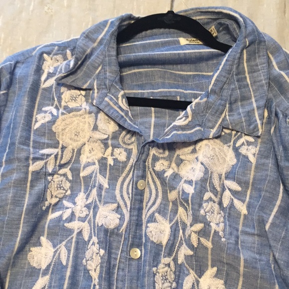 EUC XL Dylan Embroidered Button Down - Picture 2 of 2